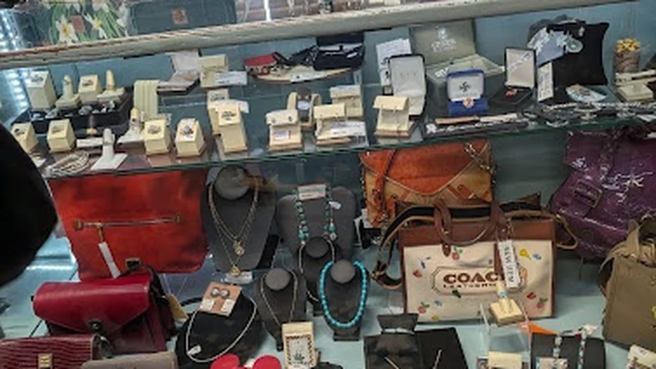 Consignment store in Genesee Depot, Wisconsin: Bonjour Again Upscale Resale