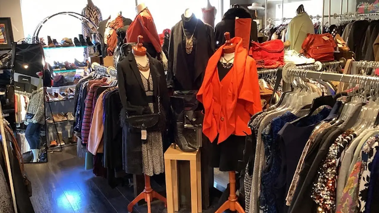 Consignment store in Thiensville, Wisconsin: Boz's Clozet