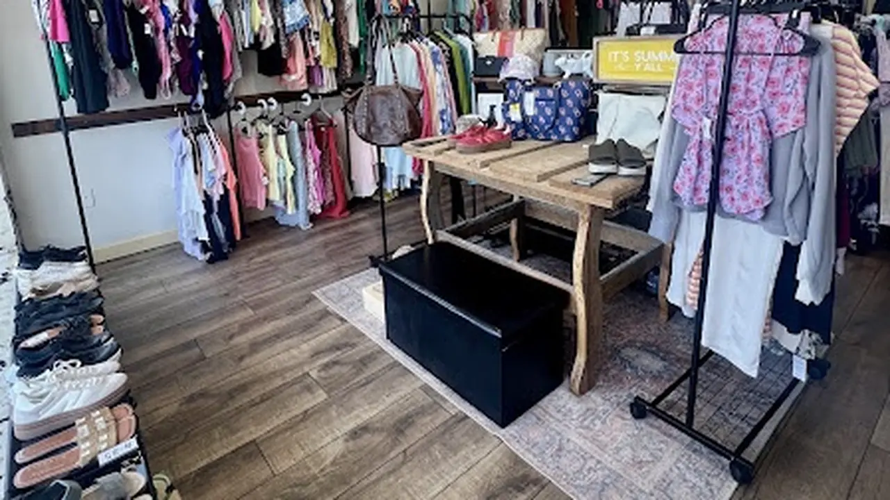 Consignment store in Jasper, Alabama: Broke Girl Thrift