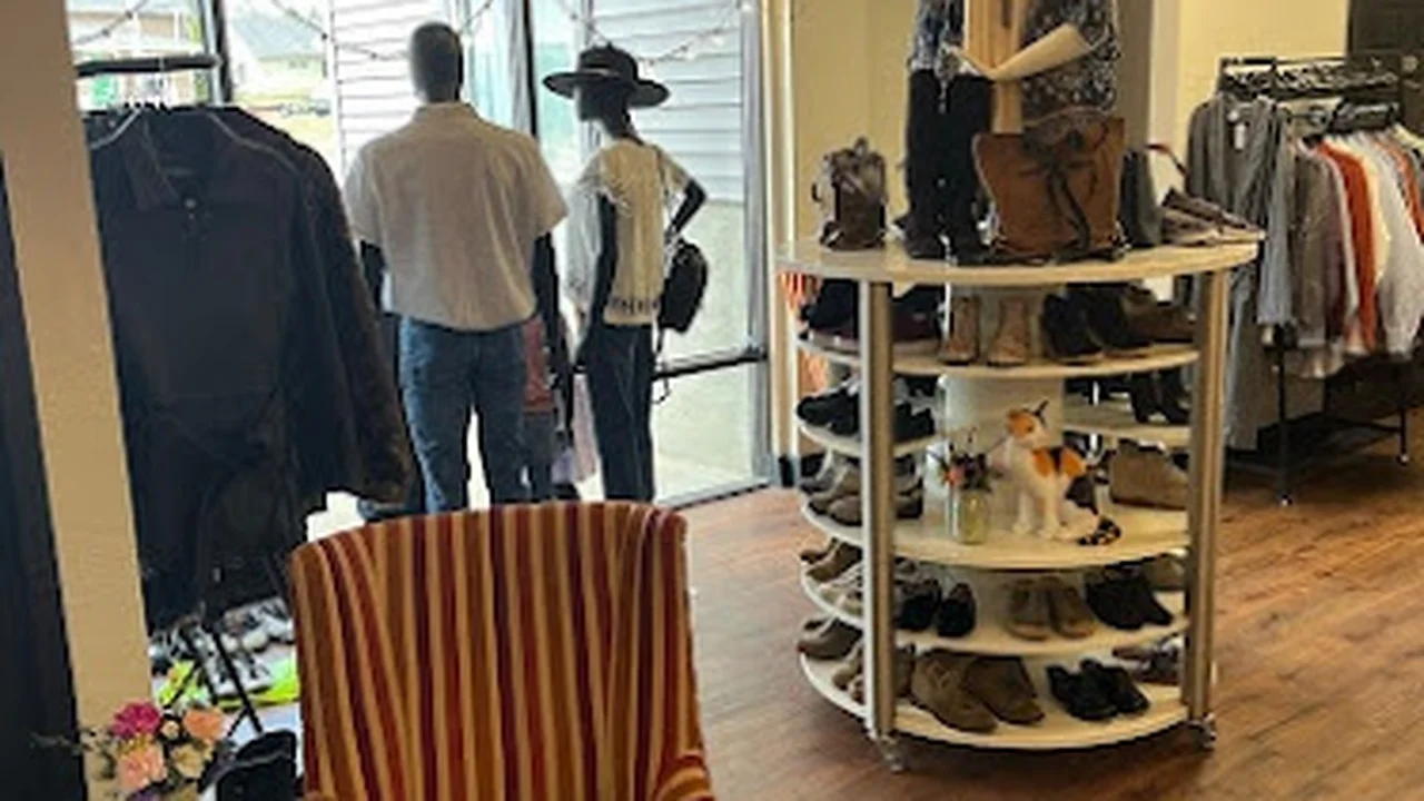 Consignment store in DeWitt, Iowa: Calico Consignment & Resale Shoppe