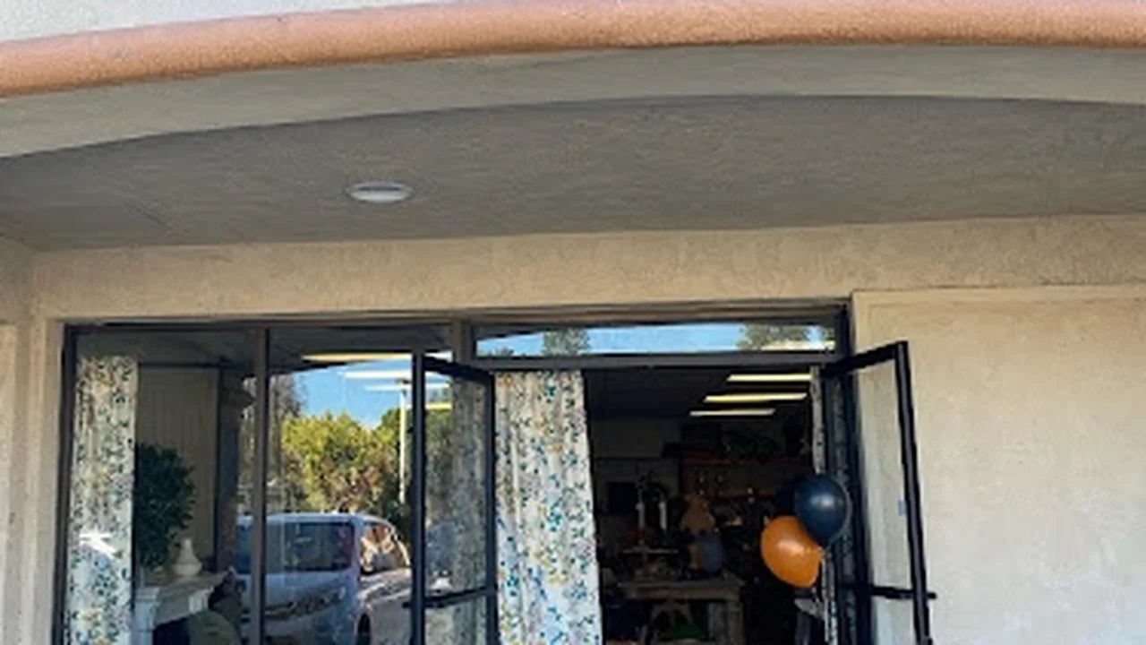 Consignment store in Laguna Hills, California: Calis Home Consign & Design