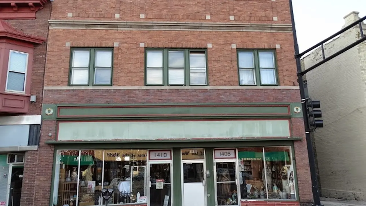 Consignment store in Racine, Wisconsin: Candleshoe Antiques and Collectibles