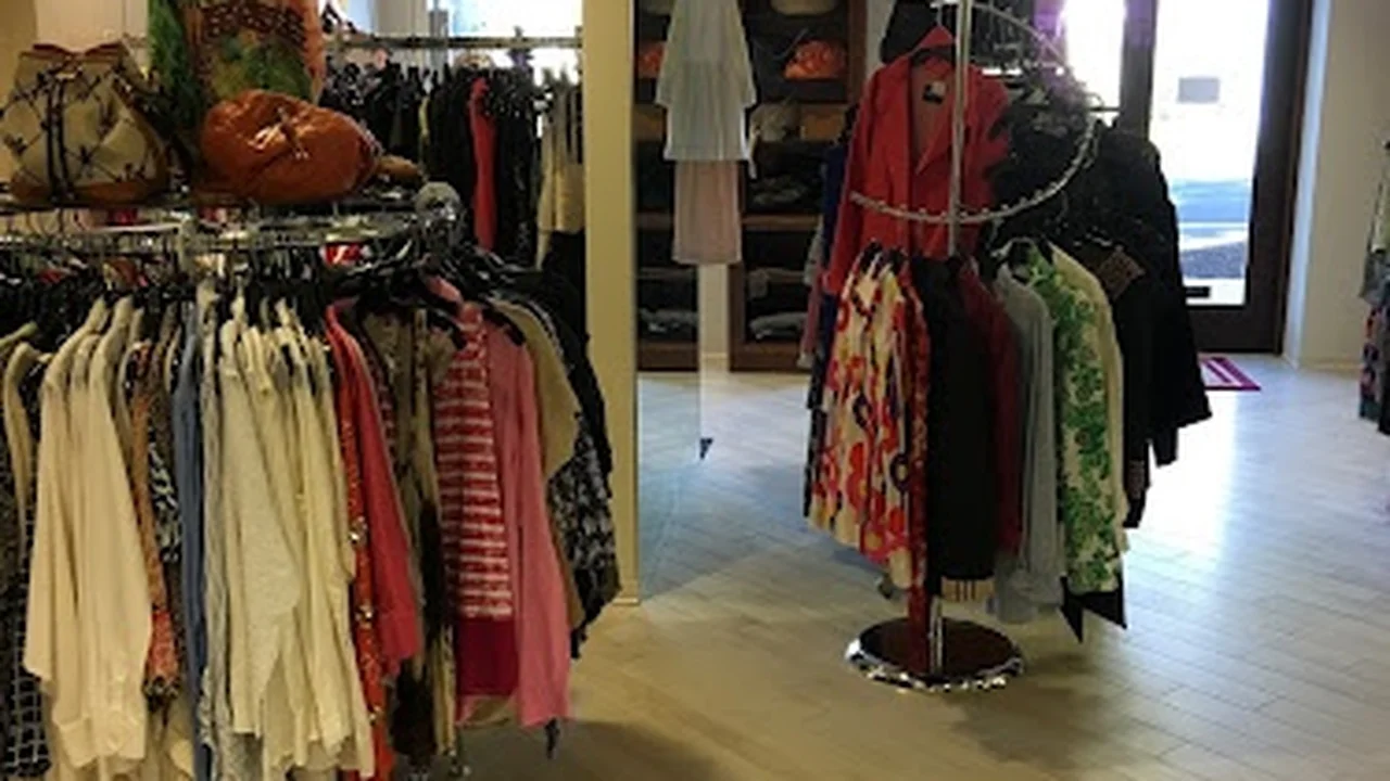 Consignment store in Naples, Florida: Carolyns