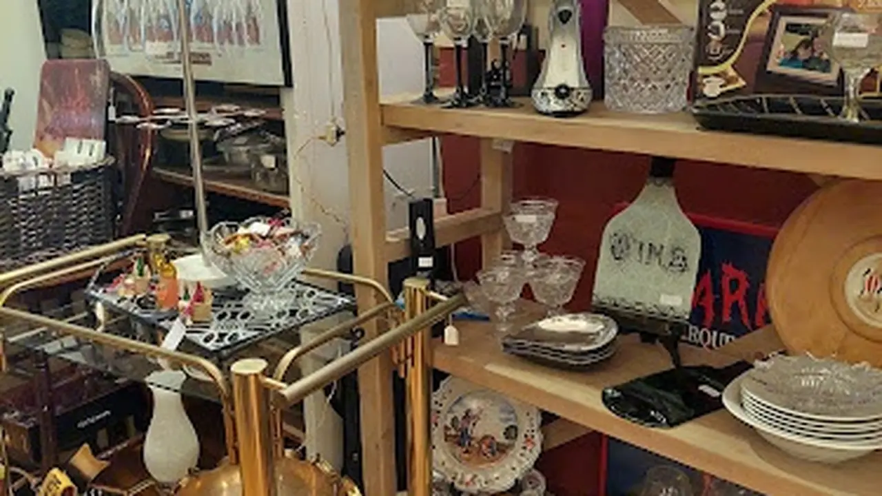 Consignment store in Pitcairn, Pennsylvania: Castaways
