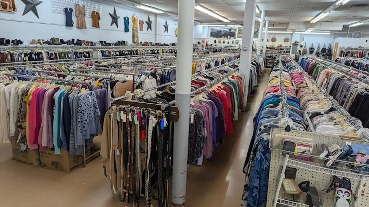 Consignment store in Platteville, Wisconsin: Change of Seasons