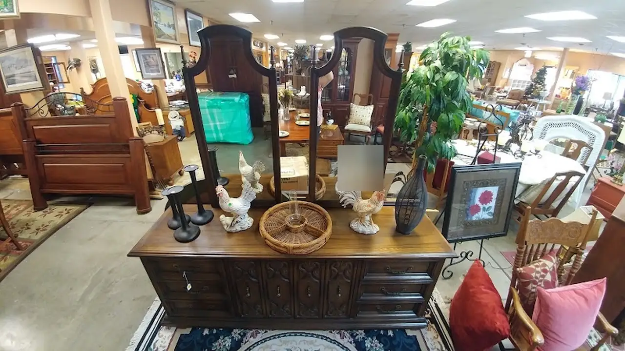 Consignment store in Coon Rapids, Minnesota: Chase Cole Galleries