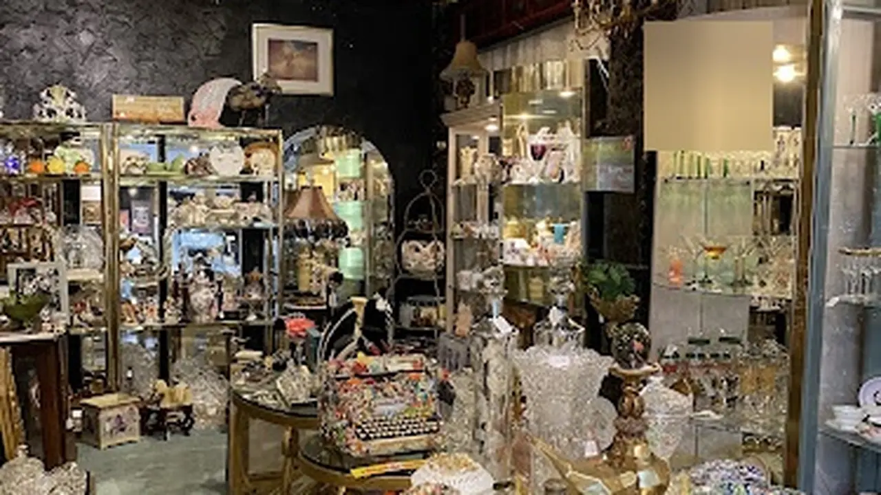 Consignment store in Naples, Florida: Chernysh Antiques, Fine Arts and Consignment