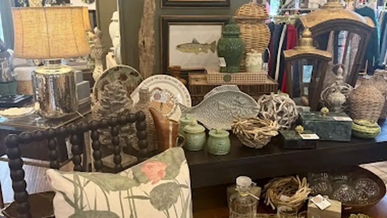 Consignment store in Valdosta, Georgia: Chez What