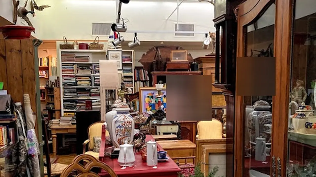 Consignment store in Stuart, Florida: Chuckles Favorite Things