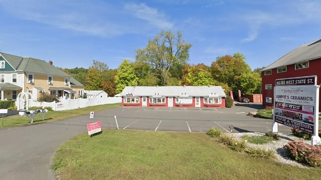 Consignment store in Granby, Massachusetts: Cinderelli's Consignment Boutique