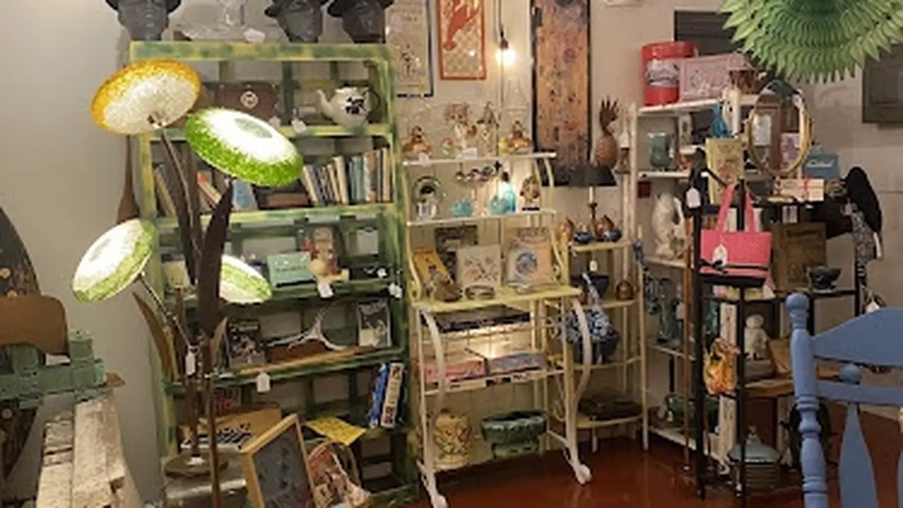 Consignment store in Salem, Massachusetts: Circus Lane