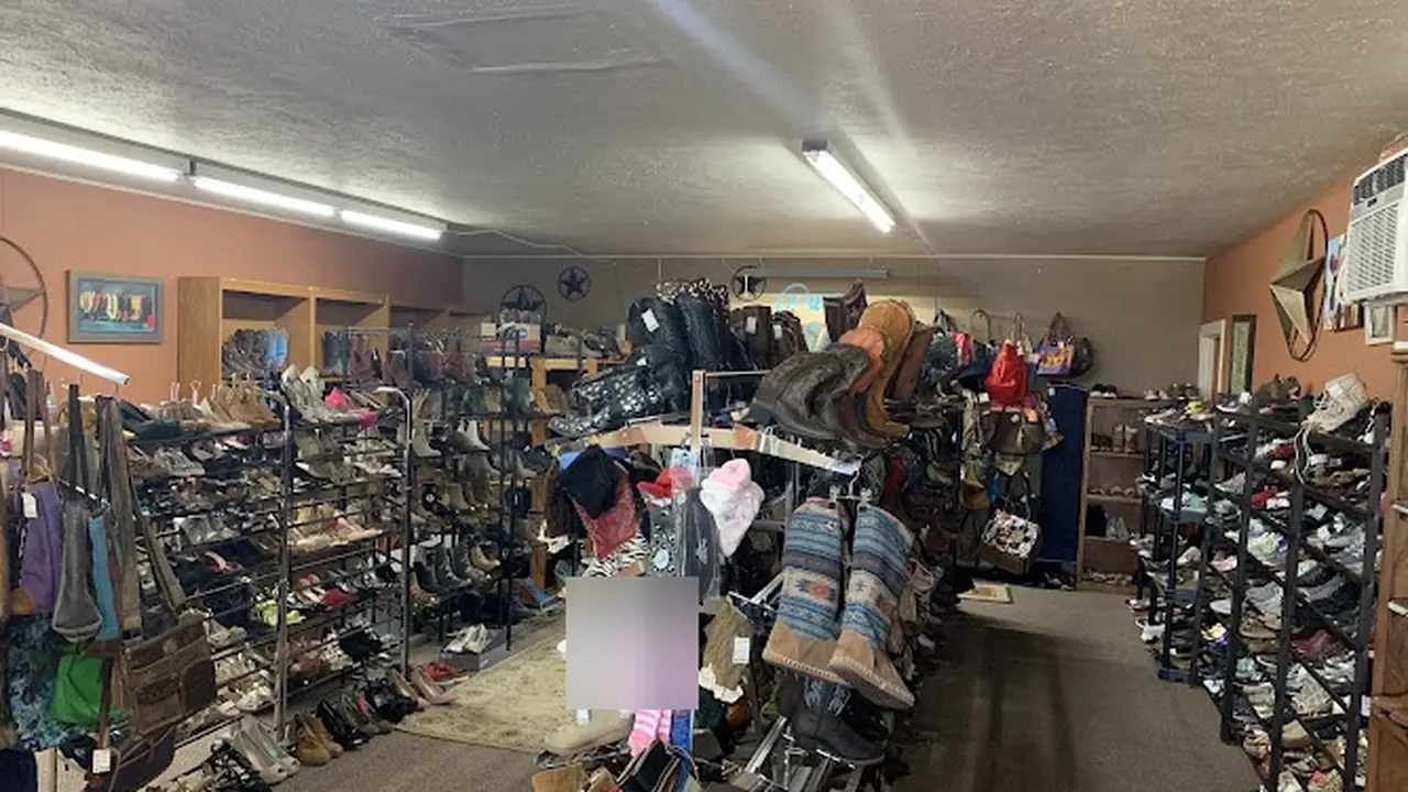 Consignment store in Stephenville, Texas: CJ's Spurs 'n Thangs