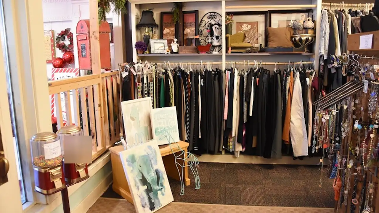 Consignment store in Bellevue, Iowa: Classy Closet Boutique and Liquidation