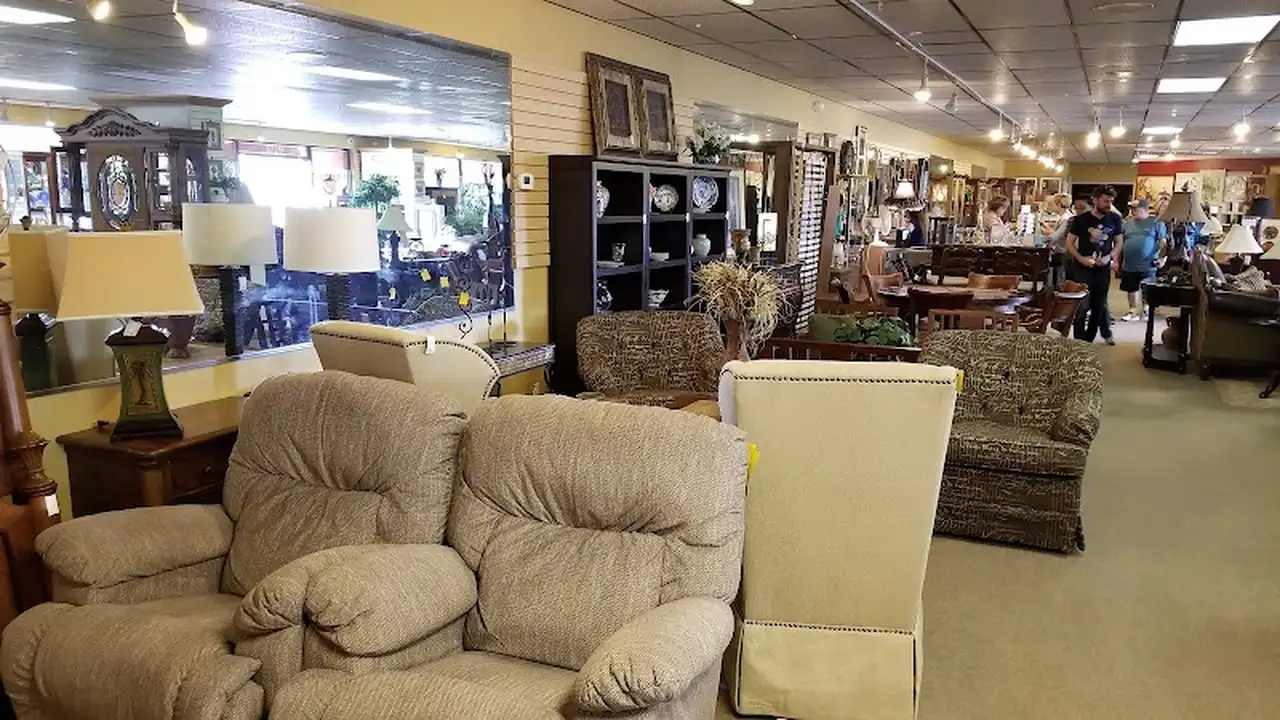 Consignment store in Jacksonville, Florida: Clearing House Furniture Consignment