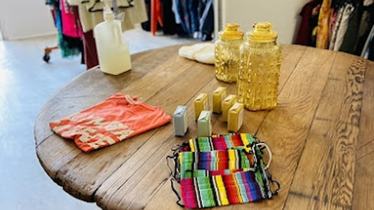 Consignment store in Fort Bragg, California: Cloth