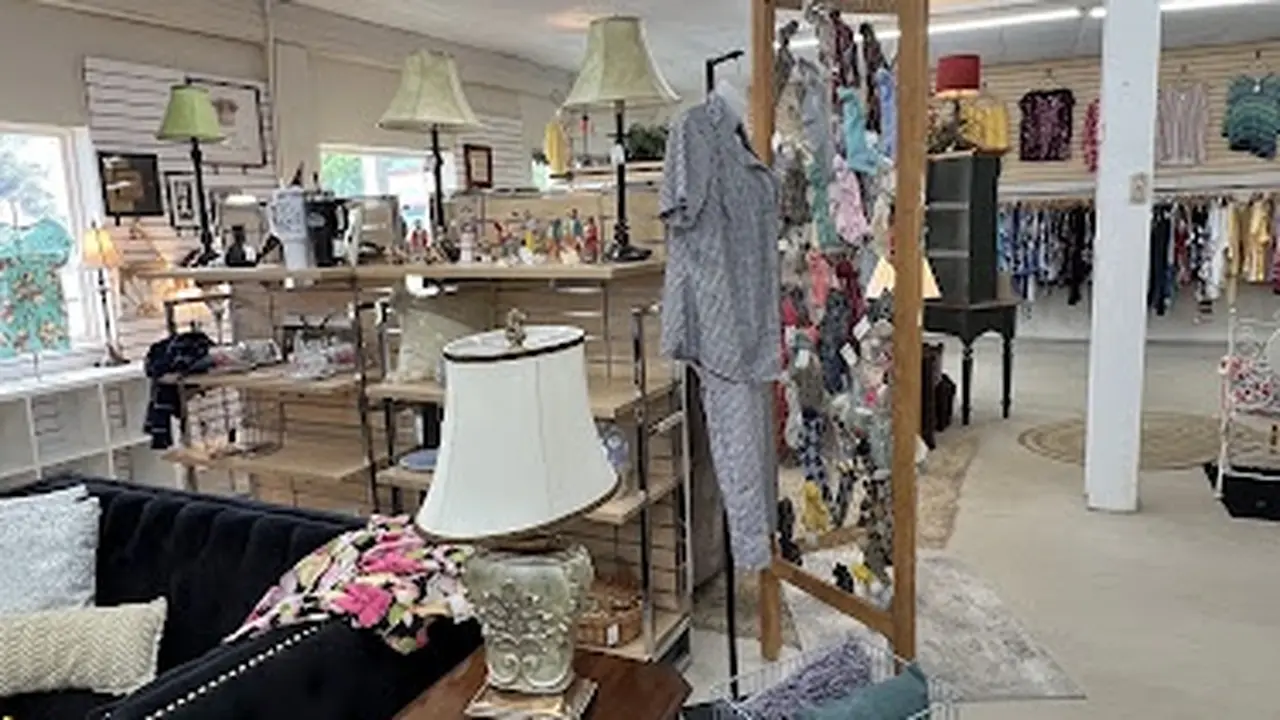 Consignment store in Walton, Kentucky: CLOTHES TO HOME CONSIGNMENTS