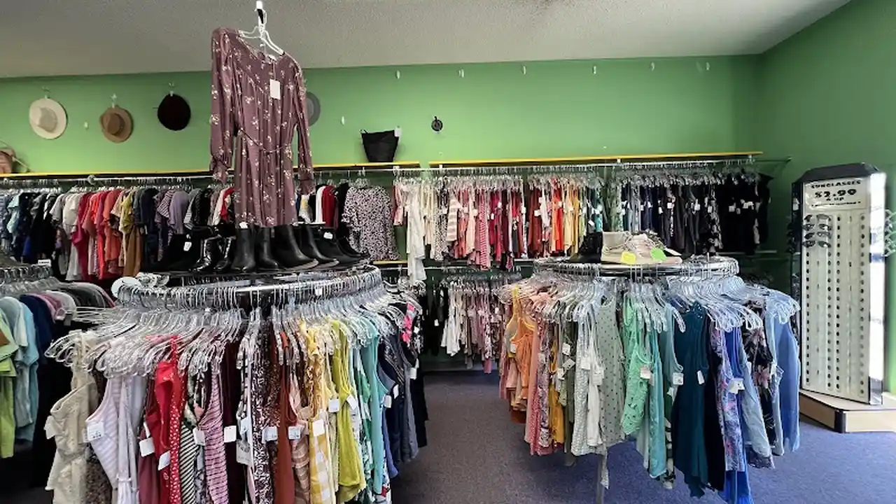 Consignment store in Johnson City, Tennessee: Clothesline