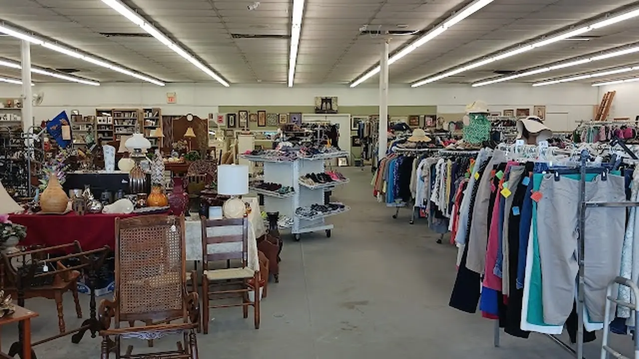 Consignment store in Owensboro, Kentucky: Clothesline