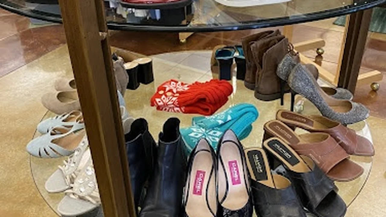 Consignment store in St. Louis, Missouri: Clubhouse Shop of Independence Center