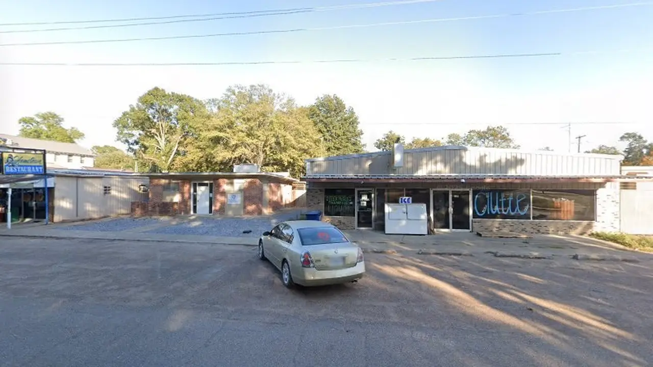 Consignment store in Inverness, Mississippi: Clutterbugs