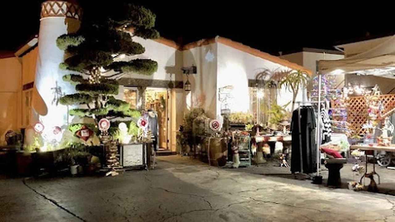 Consignment store in San Clemente, California: Coastal Abode
