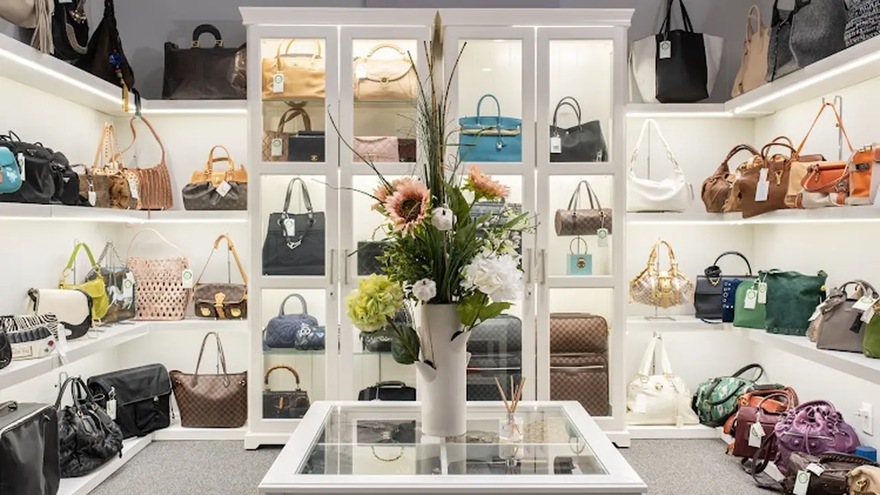 Consignment store in Greenwich, Connecticut: CODOGIRL®️