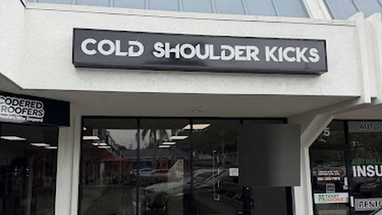 Consignment store in Palm Beach Gardens, Florida: Cold Shoulder Kicks
