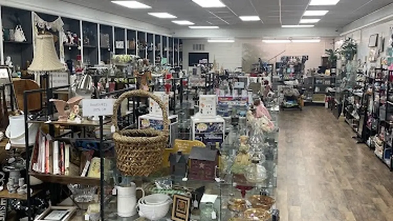 Consignment store in Hoopeston, Illinois: Collection Affection Variety Store