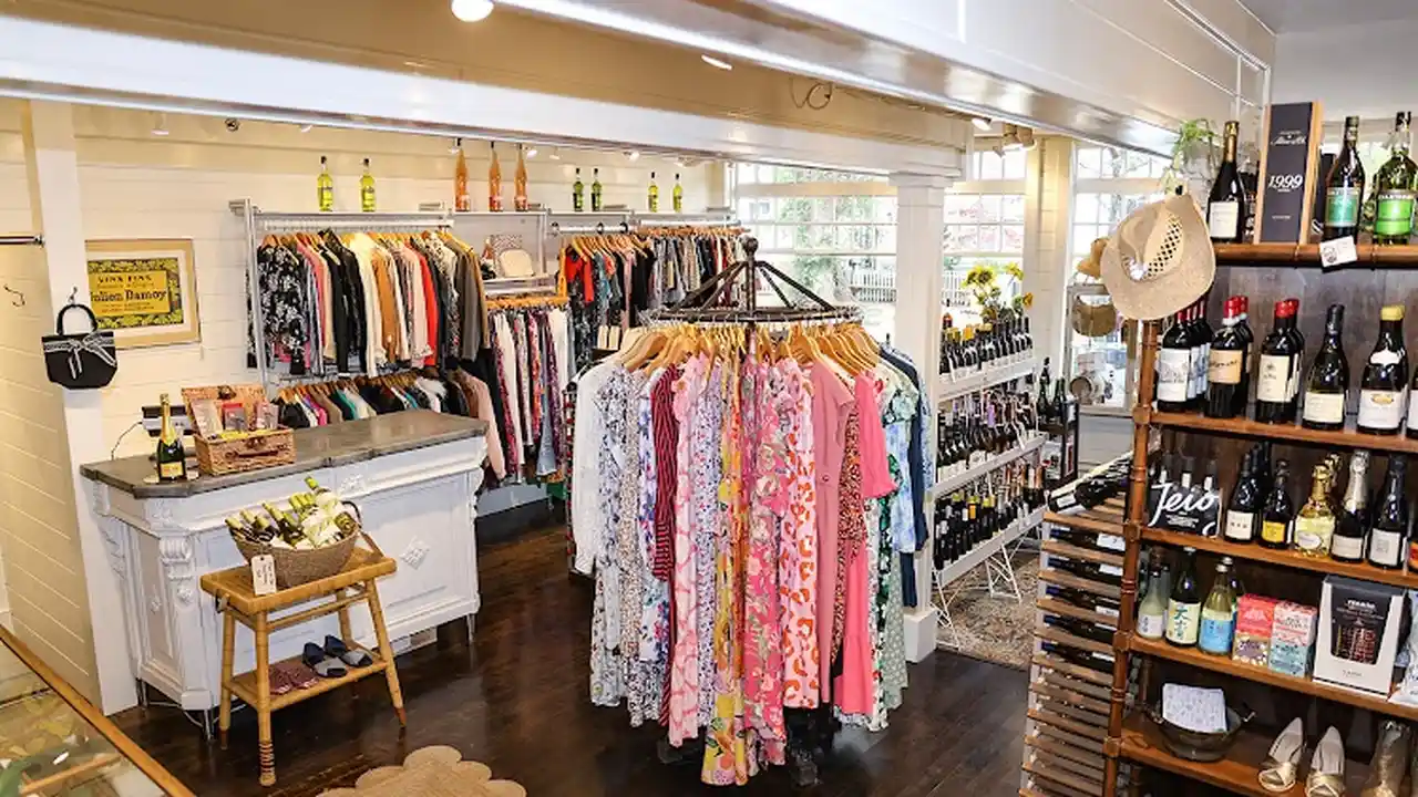 Consignment store in Nantucket, Massachusetts: Commonwealth