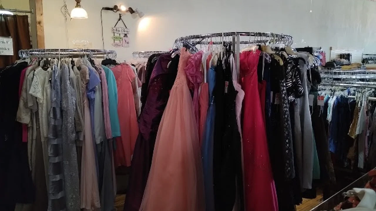 Consignment store in Pinconning, Michigan: Community Clothing Center