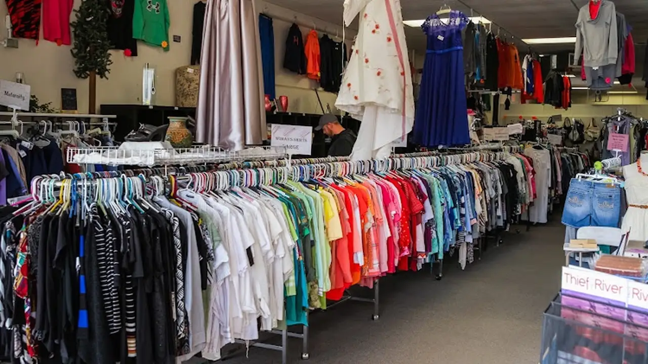 Consignment store in Thief River Falls, Minnesota: Community Consignments