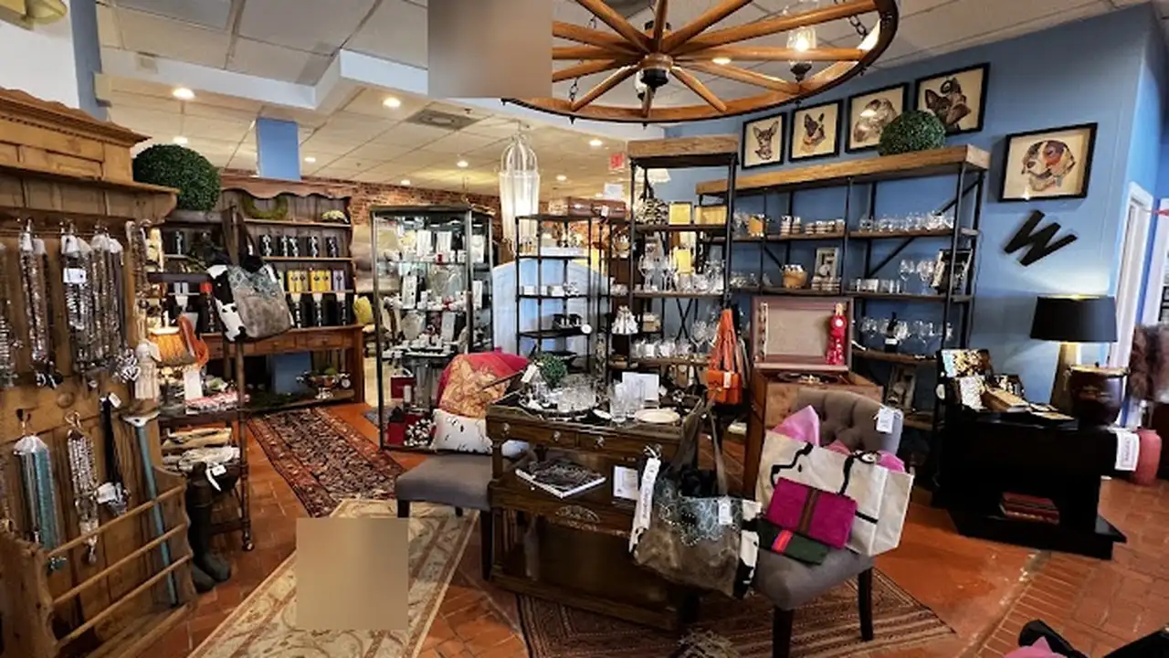 Consignment store in Wellington, Florida: Consign and Design Furniture