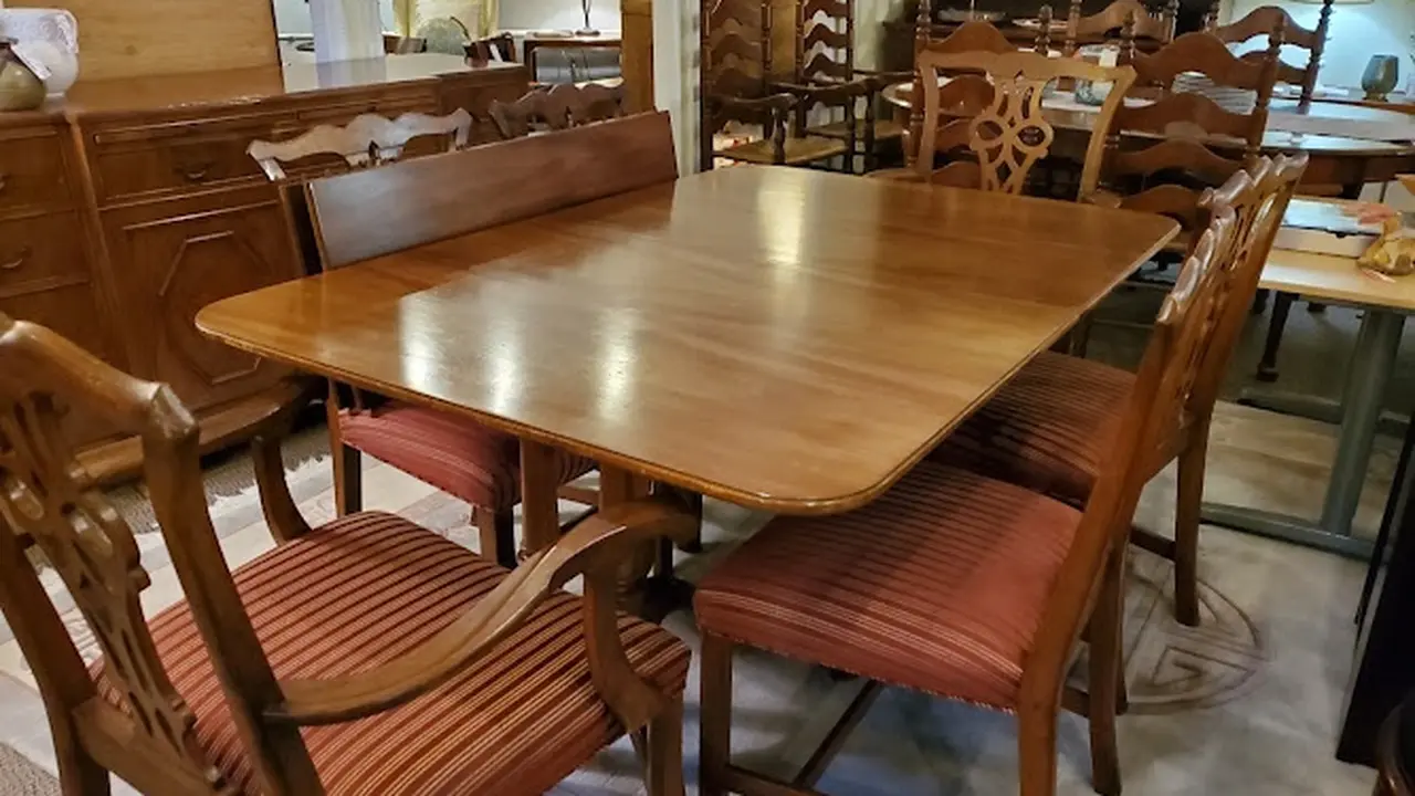 Consignment store in Broomall, Pennsylvania: Consign & Design