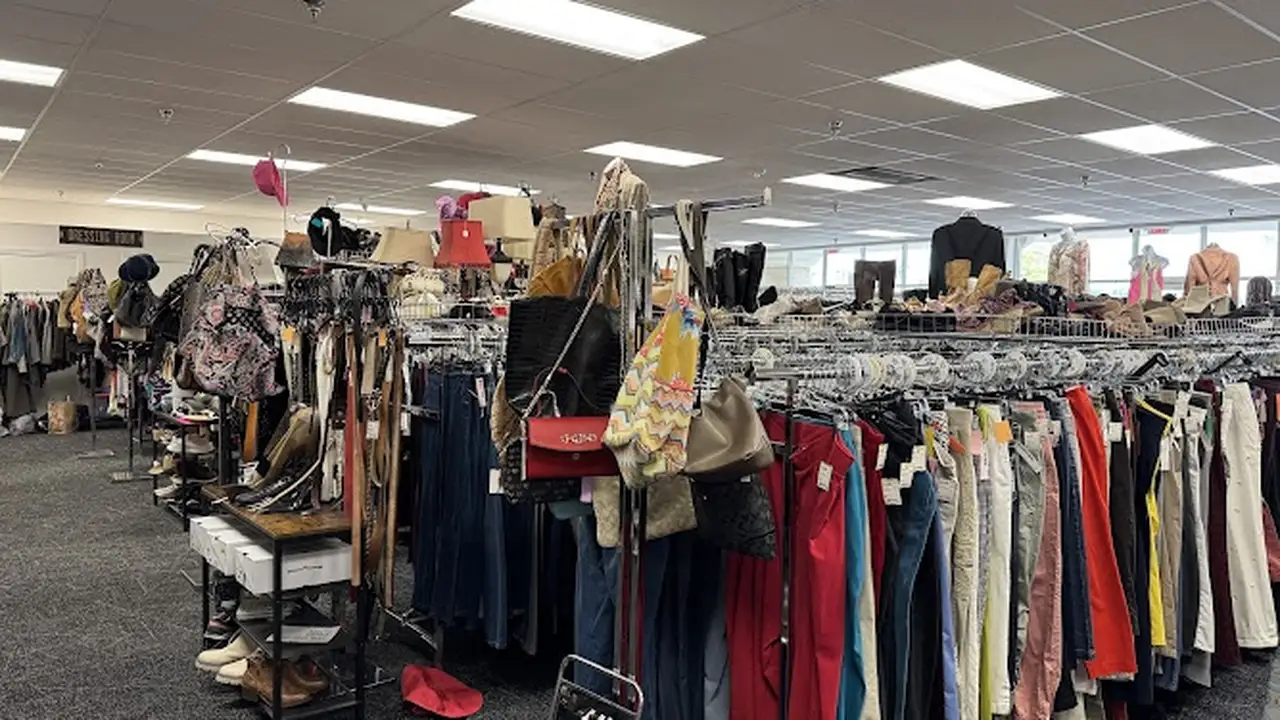Consignment store in Edmond, Oklahoma: Consigning Sisters