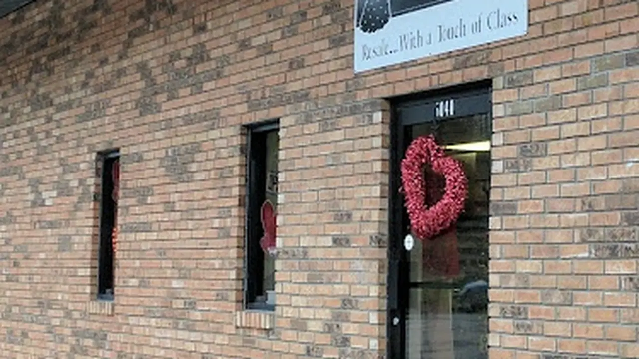 Consignment store in Cross Lanes, West Virginia: Consigning Women