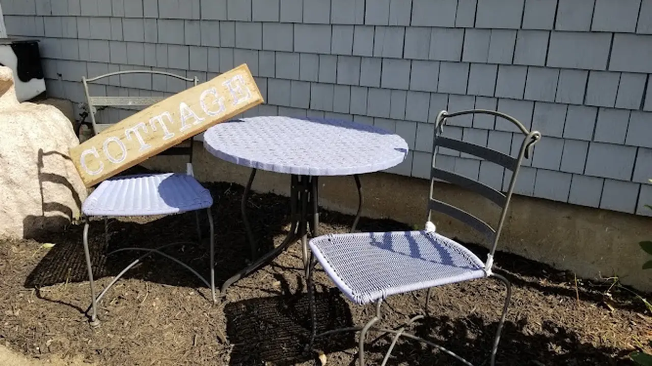 Consignment store in East Greenwich, Rhode Island: CONSIGNORS DESIGNER RESALE