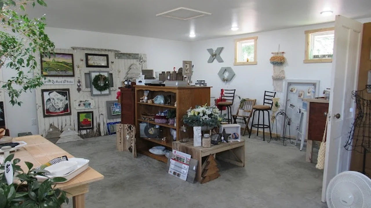 Consignment store in Alta Vista, Iowa: Consigns and Wonders