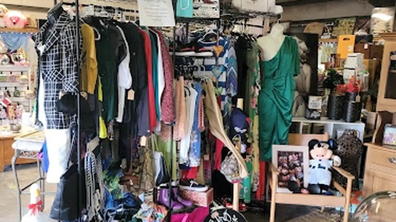 Consignment store in Jacksonville, North Carolina: Cool Pops Plaza & Vendor Warehouse