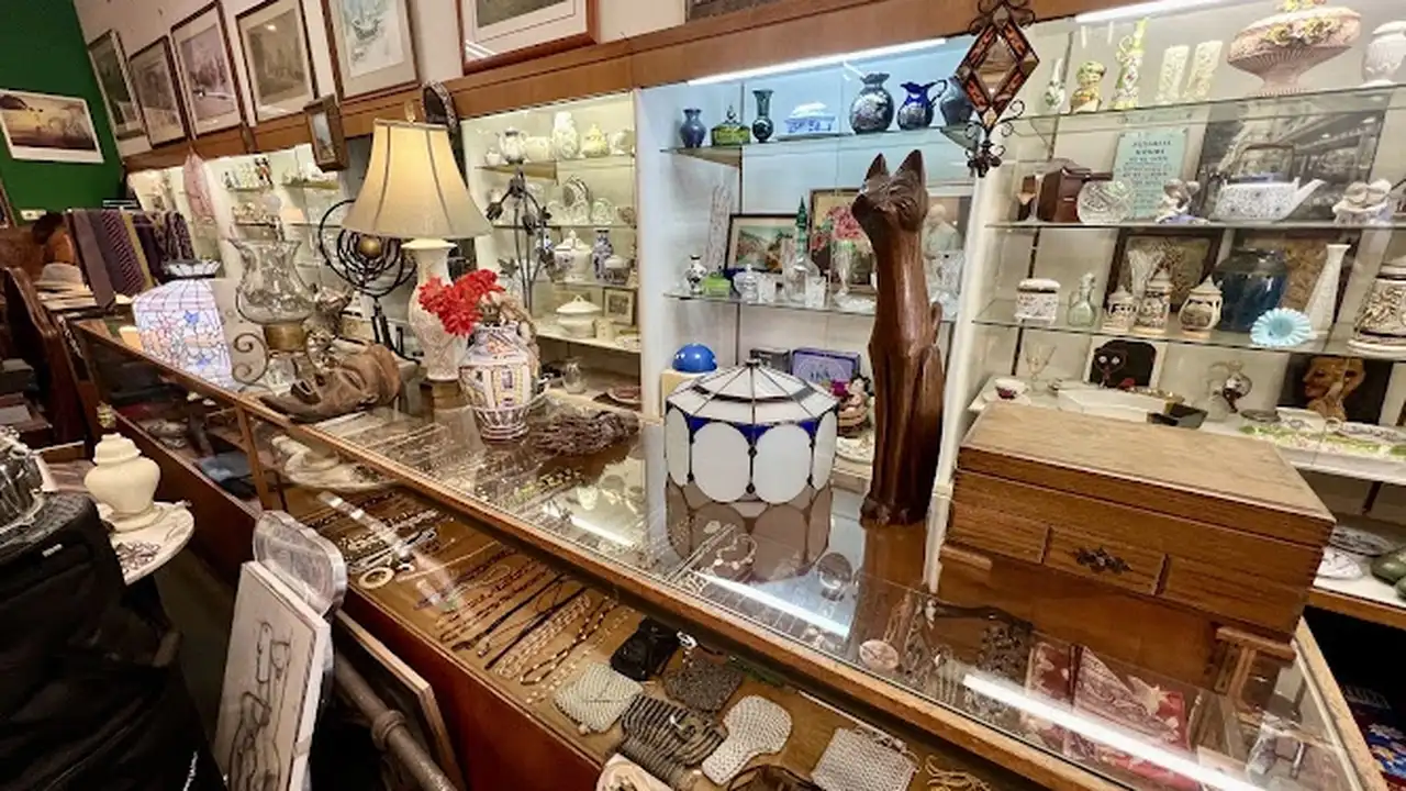 Consignment store in New Rochelle, New York: Cool Retro Shop