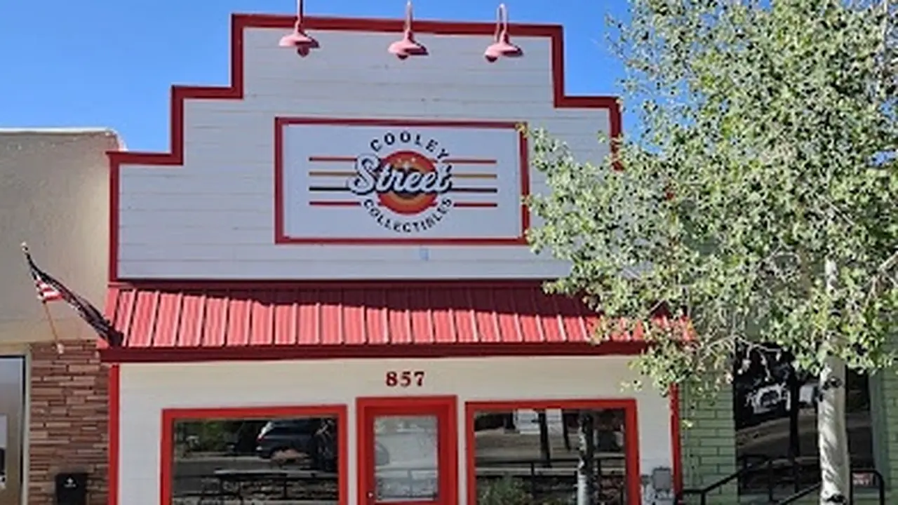 Consignment store in Show Low, Arizona: Cooley Street Collectibles