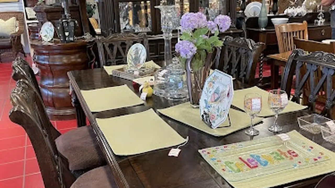 Consignment store in Overland Park, Kansas: Couches to Curios