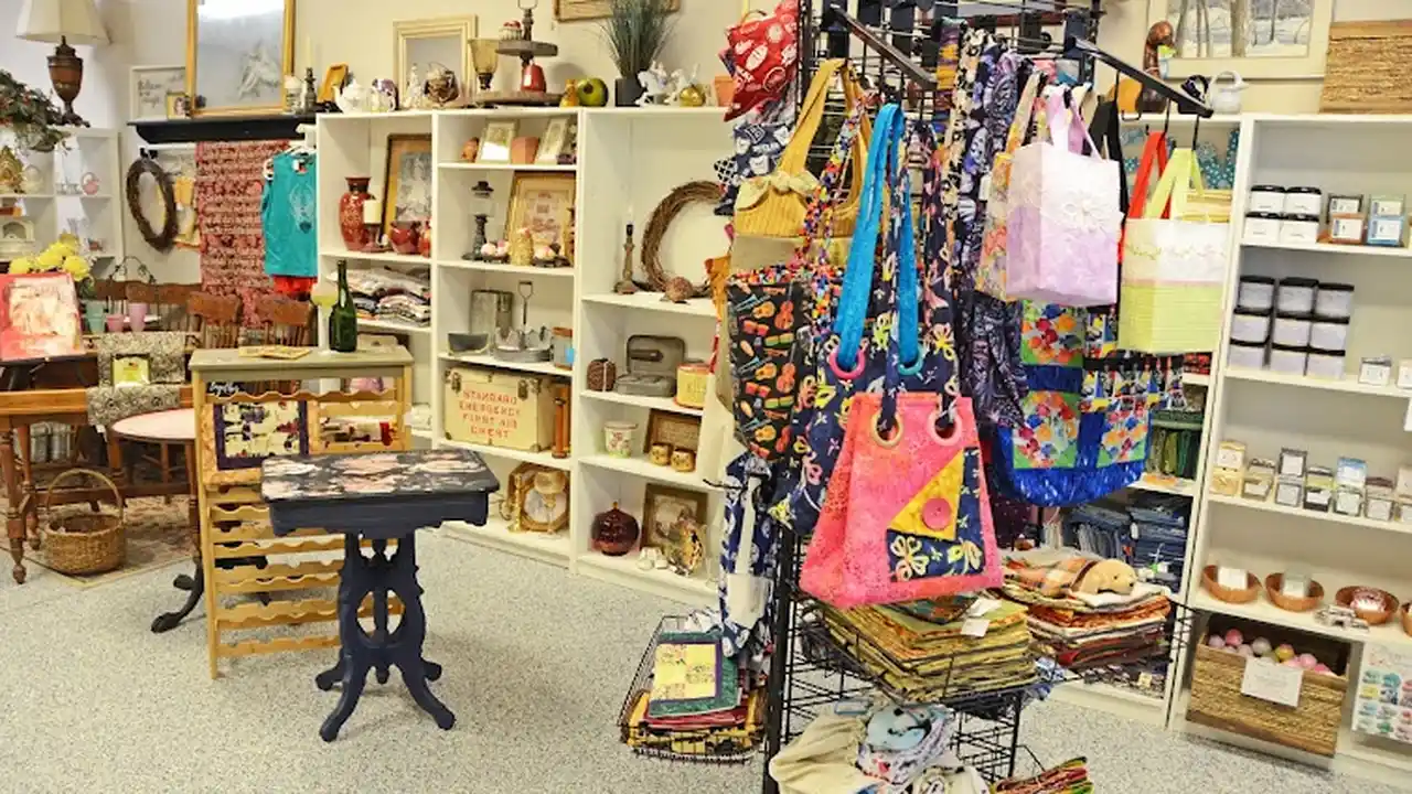 Consignment store in Greenwood, Indiana: Crafts & Creations