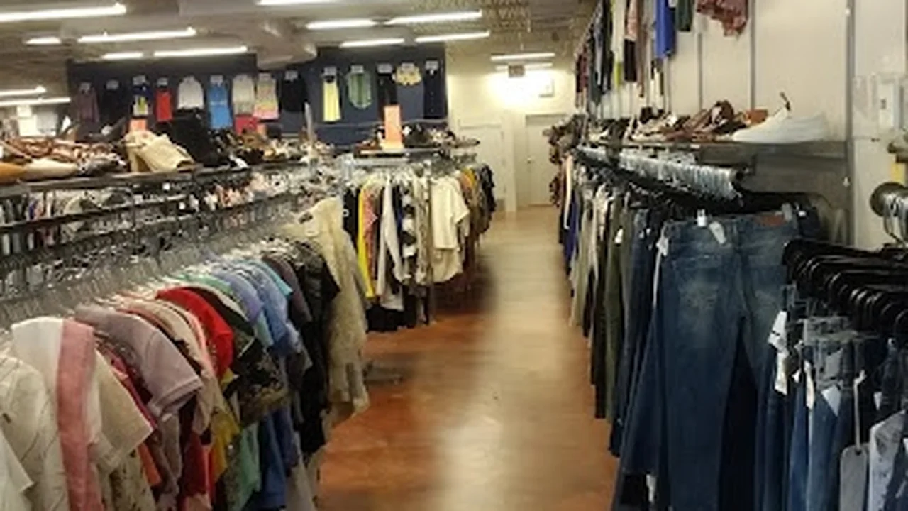 Consignment store in Chicago, Illinois: Crossroads Trading