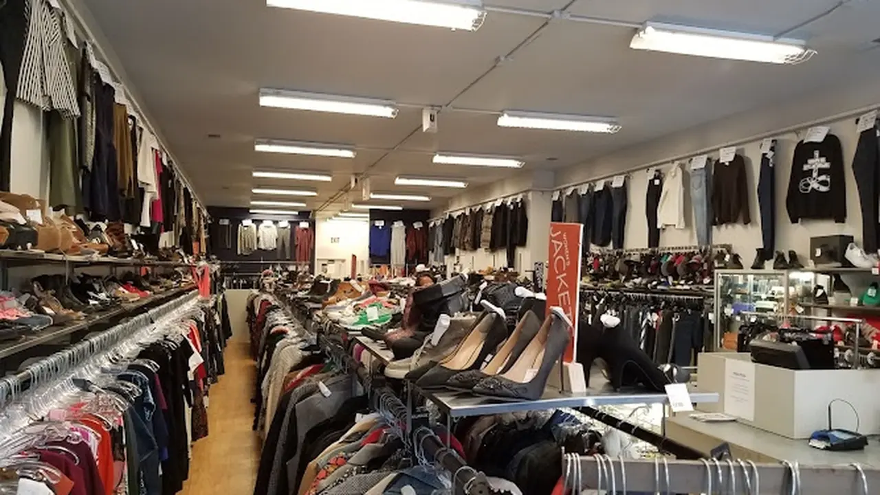 Consignment store in Chicago, Illinois: Crossroads Trading