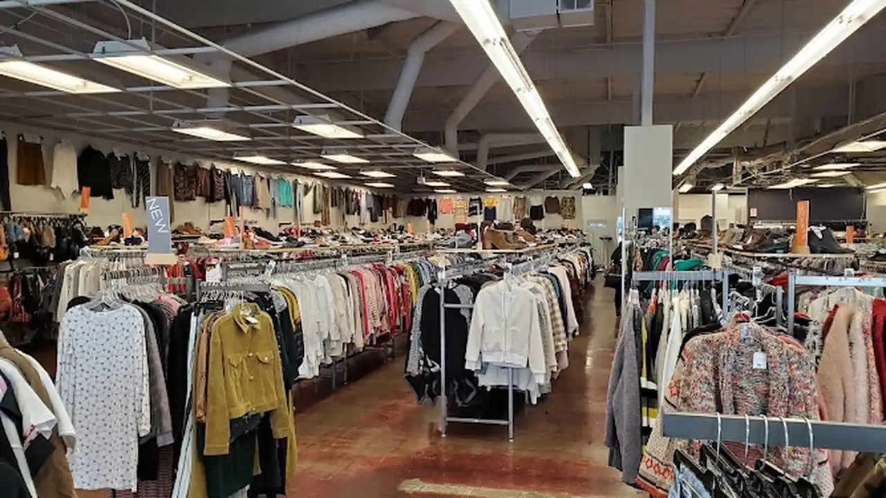 Consignment store in Sacramento, California: Crossroads Trading