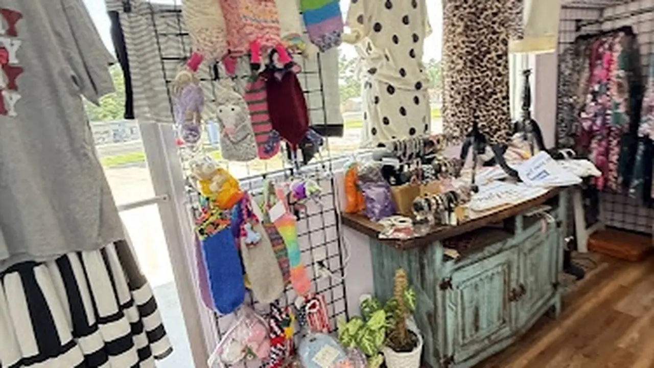 Consignment store in Onalaska, Texas: Crystal's Small Town Glamour