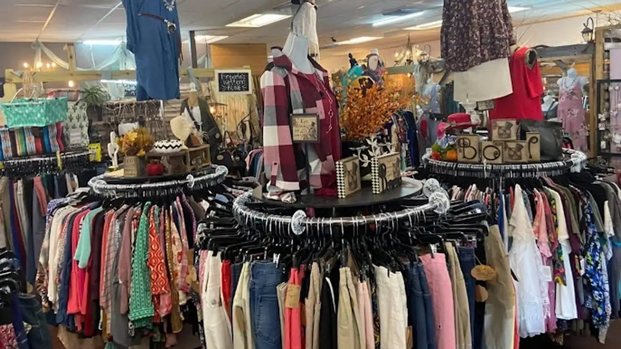 Consignment store in Winter Haven, Florida: Curves Consignment