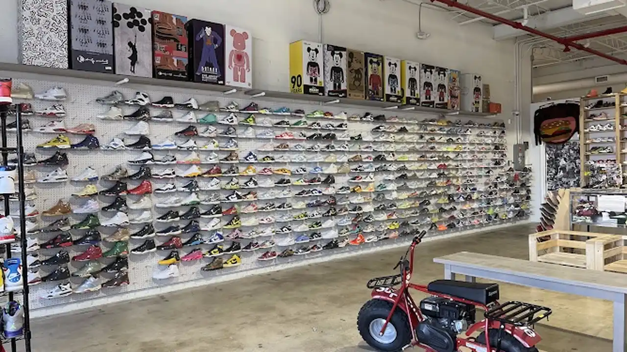 Consignment store in Miami, Florida: Daily