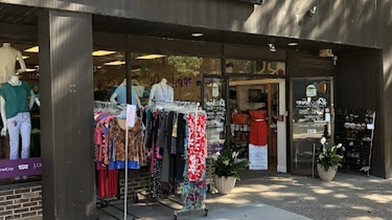 Consignment store in Stroudsburg, Pennsylvania: De Novo Clothing Exchange