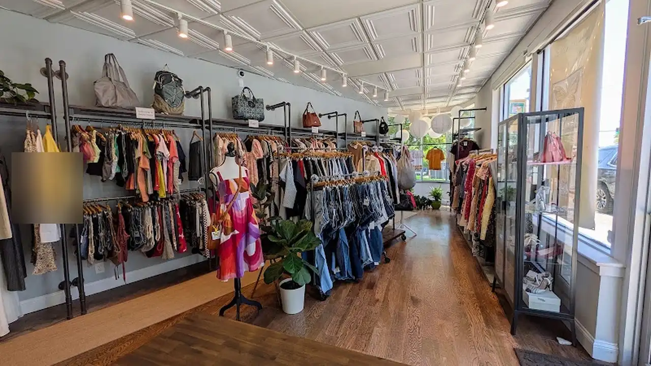 Consignment store in Hyattsville, Maryland: De Novo
